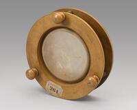 FK 0264 01
<br/>
Membraan van varkensblaas met notenhouten spaninrichting
<br/>
<em>Koenig, Rudolph, Parijs</em>